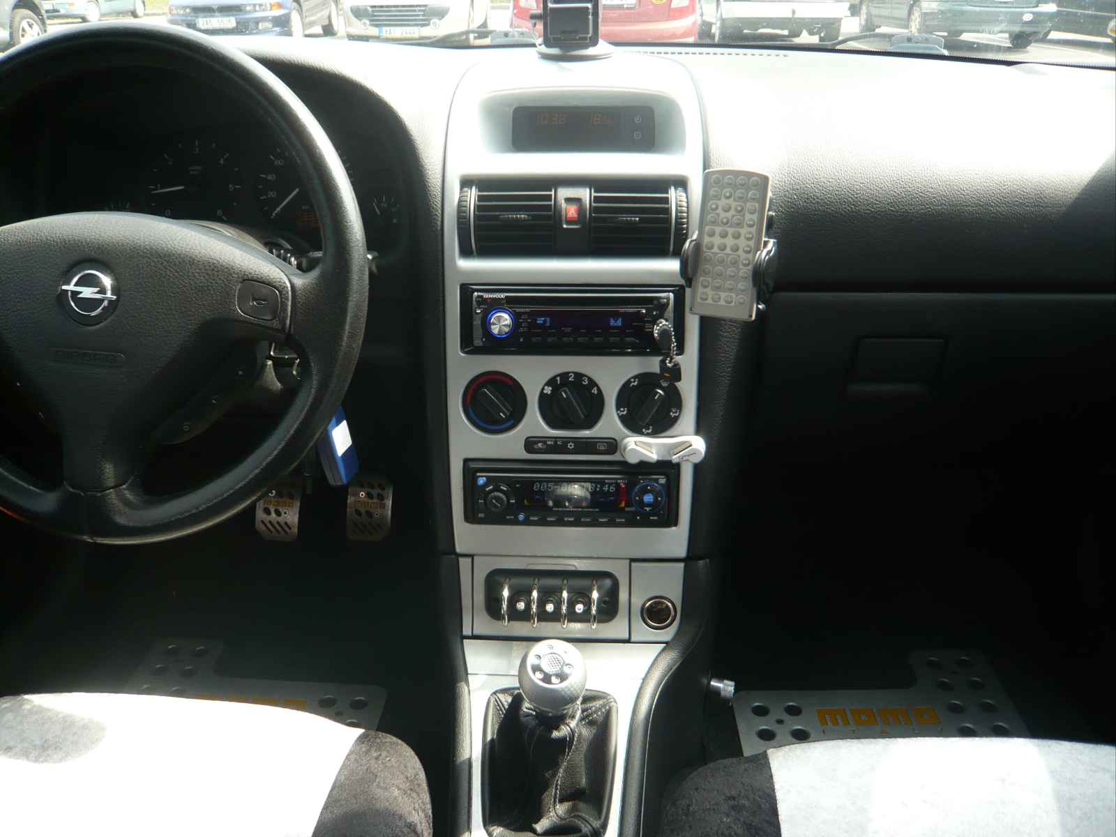 Nalakovan� p�edn� panel + 2 r�dia z toho 1 je jako p�ehr�va� DVD