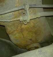 Poškození nosníku, pravá zadní část u kola-detail