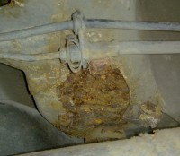 Poškození nosníku, pravá zadní část u kola - oškrábaná část koroze - detail